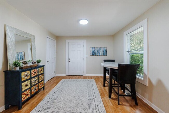 Building Photo - 554 Oak Dr