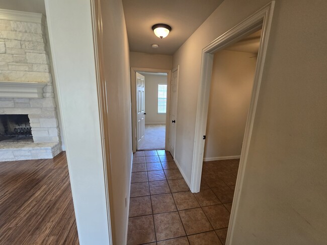 Building Photo - 15298 Wagon Wheel Cir