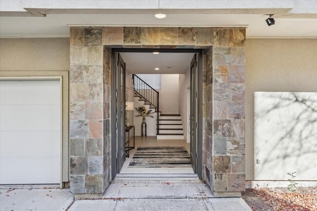 Building Photo - 902 Roy St