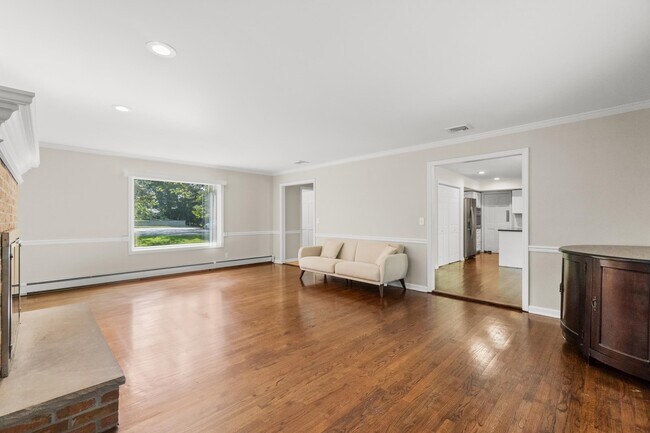 Building Photo - 215 Oak Ave