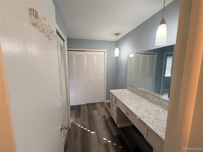 Building Photo - 1080 W Highland Rd