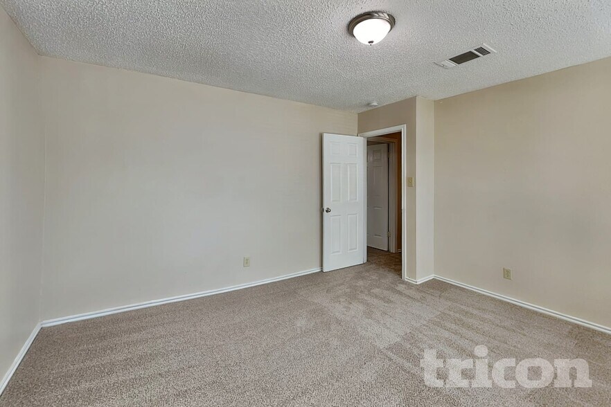 Building Photo - 8055 Chestnut Cedar Dr