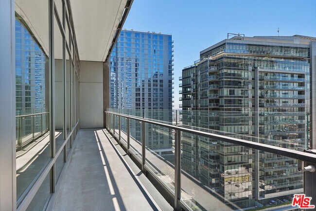 Building Photo - 1100 S Hope St