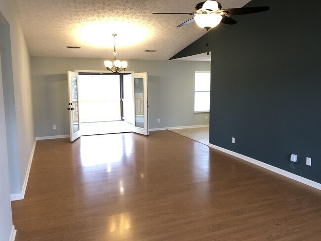 Building Photo - 5616 Jamaica Ln
