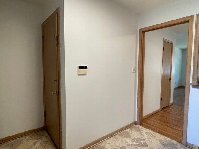 Building Photo - {731} Convenient Location + Full basement + 2 Car Tandem Garage