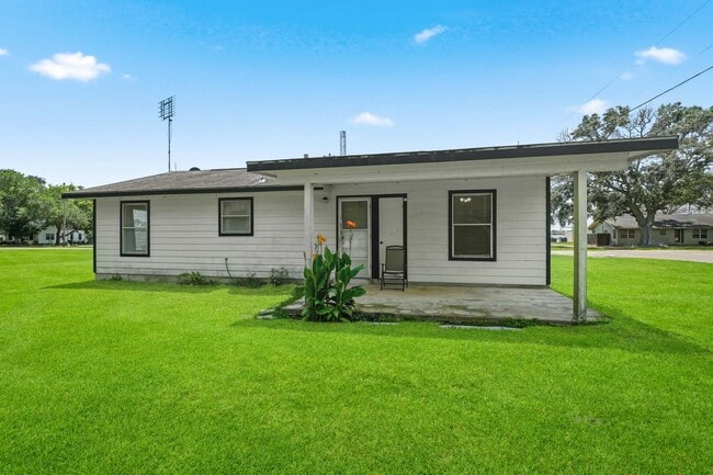 Building Photo - 1017 Lions Park Dr