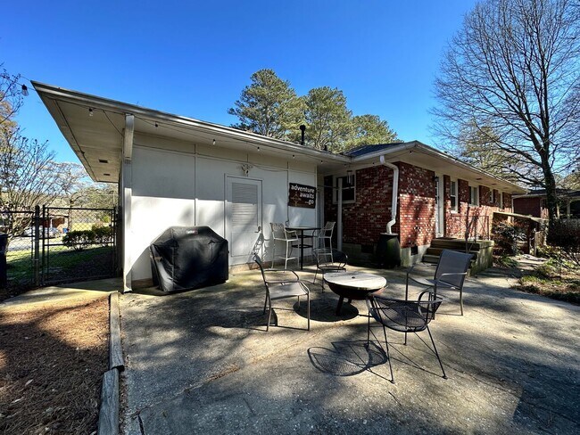 Building Photo - 3 bedroom 2 bath home in a great area filled with tons of extras you will LOVE!