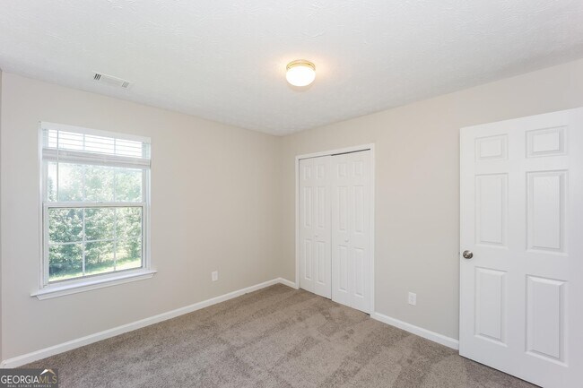 Building Photo - 877 Terance Ave