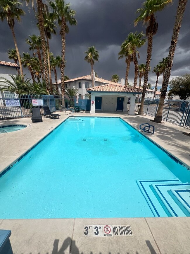 Building Photo - 3 bedrom 2.5 bath Gated Community Townhome with community  Pool, Spa & Private Garage