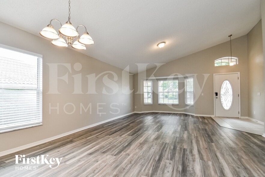 Building Photo - 707 Vía Milano