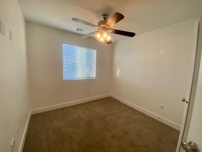 Building Photo - SPACIOUS TOWNHOME IN WASHINGTON