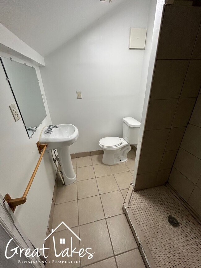 Building Photo - Lovely 3 Bedroom 2 Bathroom now available for rent