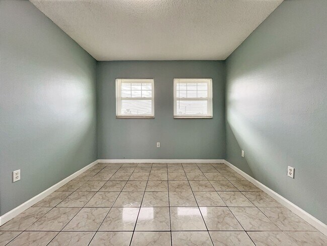 Building Photo - 865 Sky Lake Cir