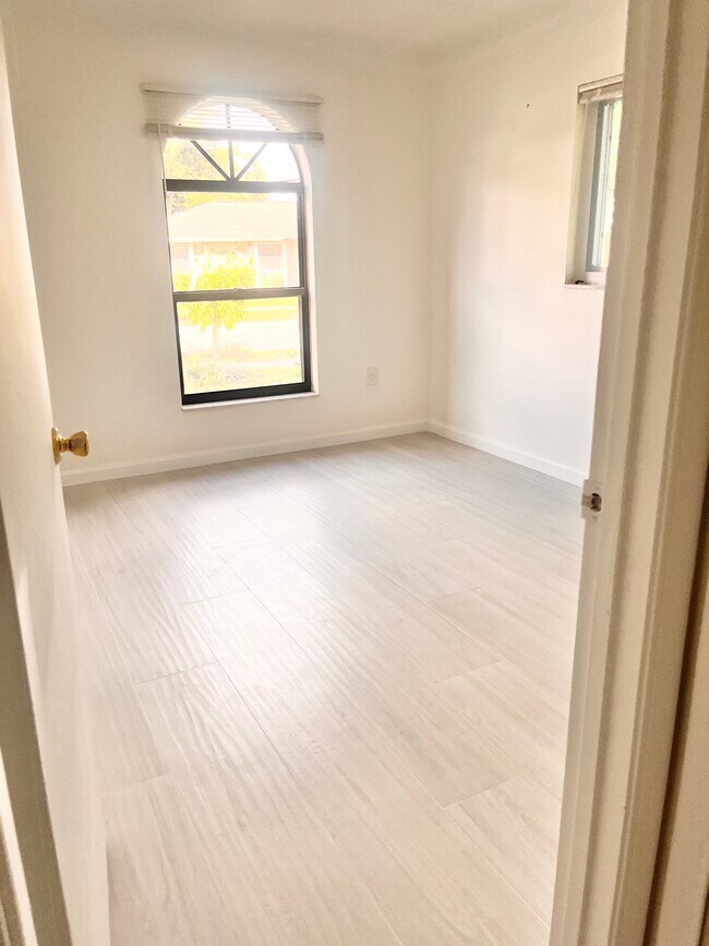 Building Photo - 2420 Briar Oak Cir
