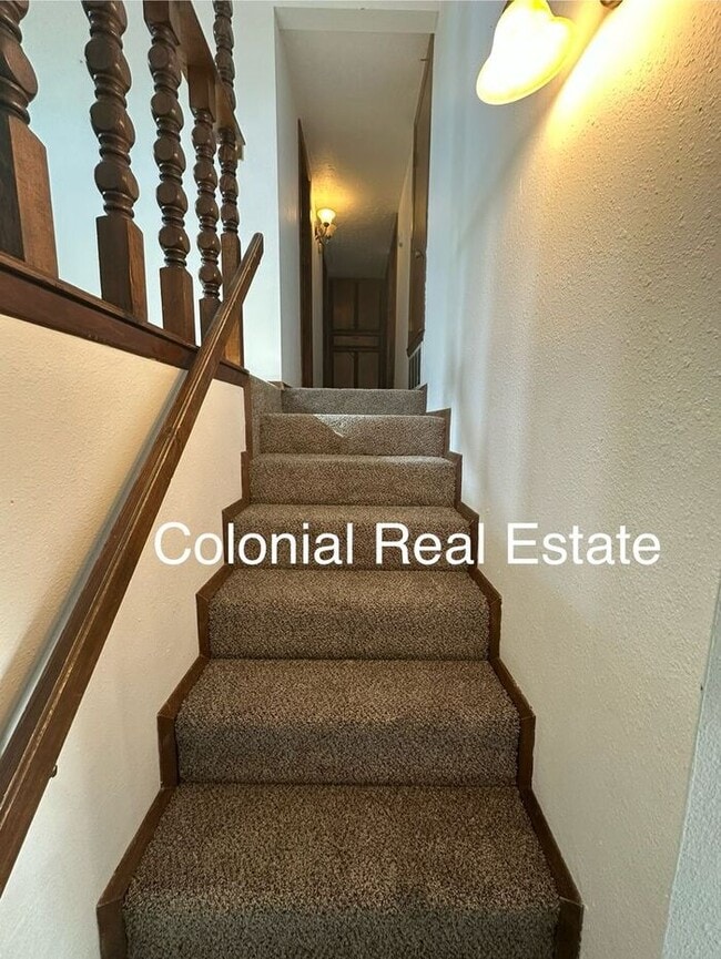 Building Photo - Spacious 2 story home