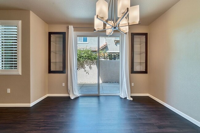 Building Photo - Exceptional 3BR Condo in Folsom! Stylish U...