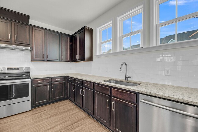 Building Photo - 544 McLernon Trce