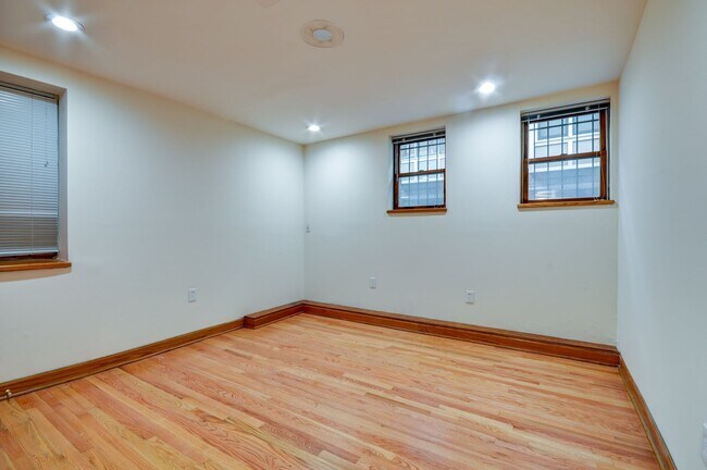 Building Photo - 849 W Sheridan Rd