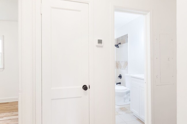 Building Photo - Beautiful Newly Renovated 2/1 w/ Large Fen...
