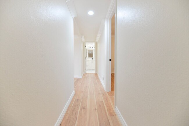 Building Photo - 412 Avenida Santa Barbara