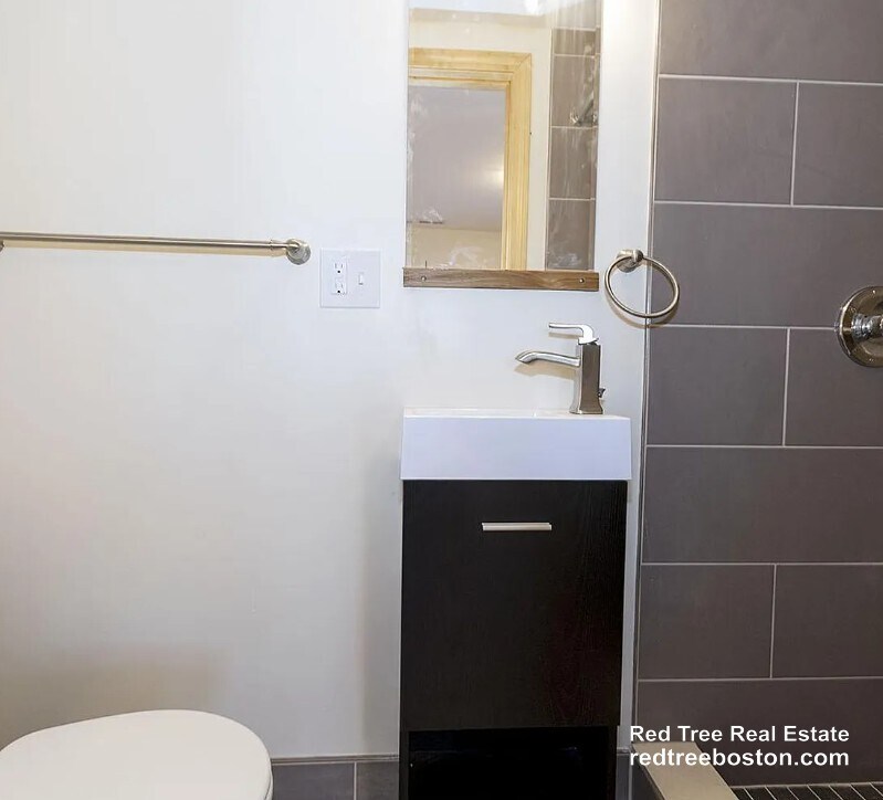 Building Photo - 34 Bentley St