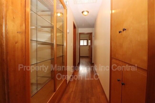 Building Photo - 1670 Yew St SE