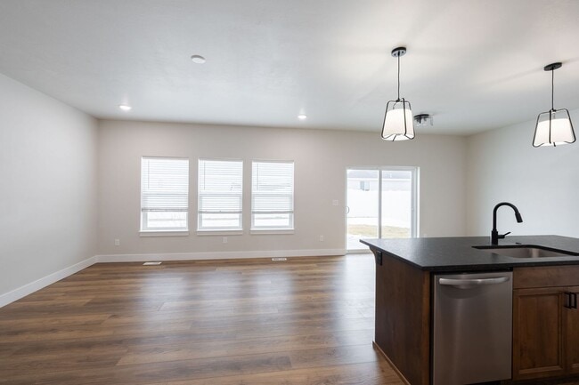 Building Photo - BEAUTIFUL 3 Bed 2 Bath Twin home in Sugar city!