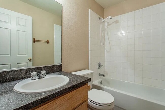 Building Photo - 3 BED / 2 Bath  AVAILABLE END OF JANUARY