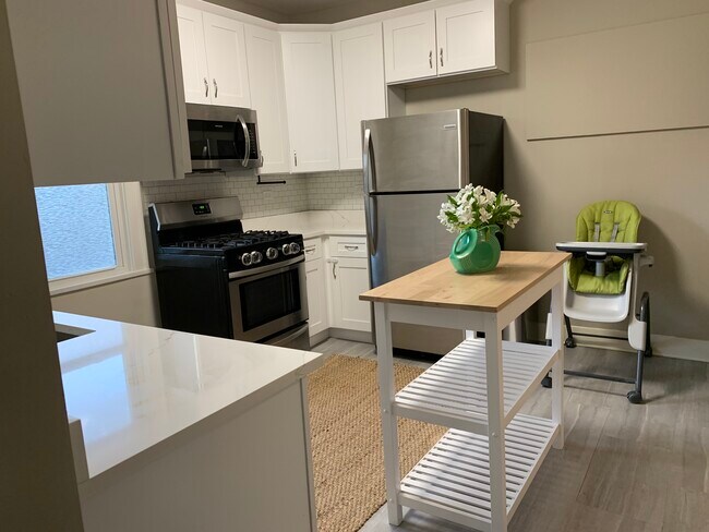 Building Photo - 910 Lake St