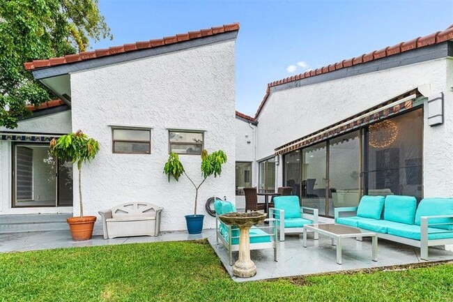 Building Photo - 8920 Jacaranda Ln