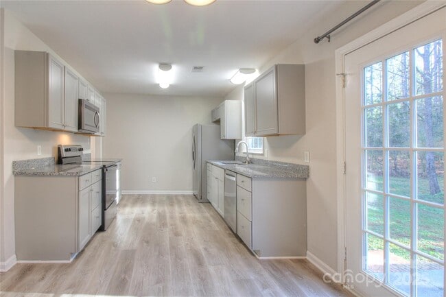 Building Photo - 1224 Sharon Dr