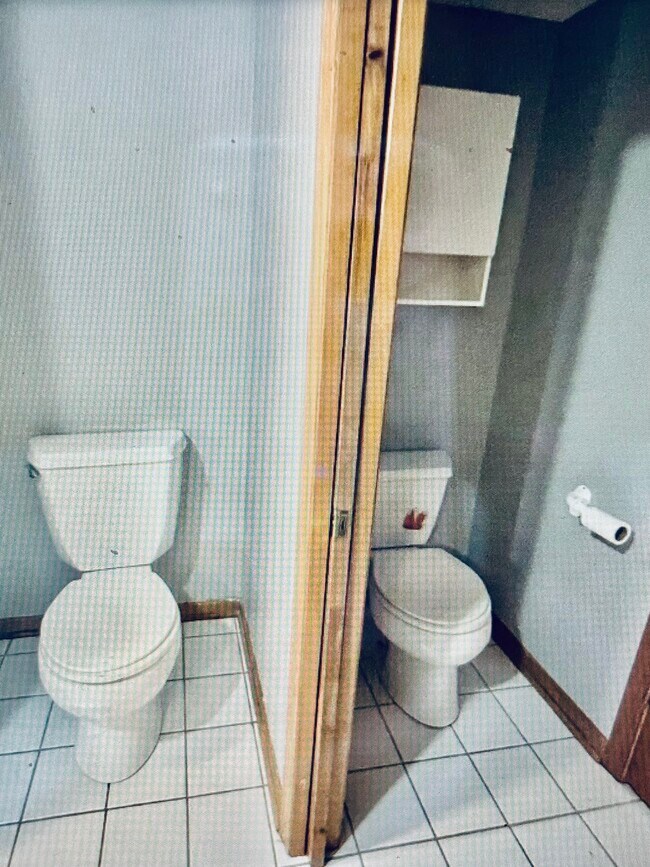 Extra 2 half bathrooms - 921 W Lawrence Ave