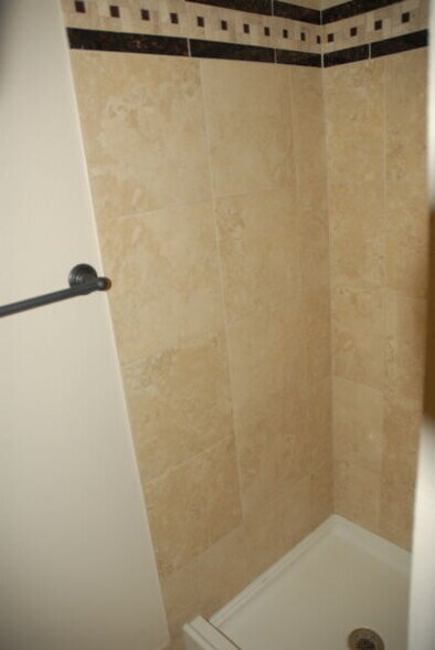 Building Photo - 13950 E Oxford Plz