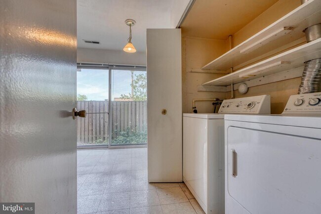 Building Photo - 7304 Park Village Ct