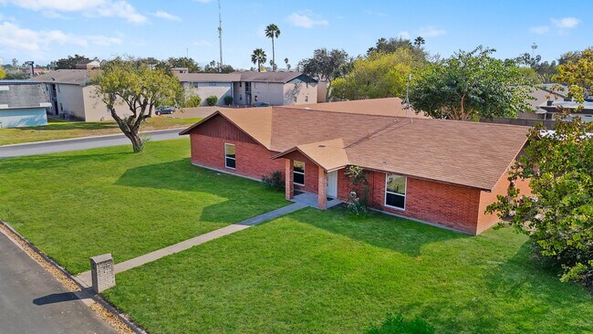 Building Photo - Chic, Bright, and Inviting - Welcome to Lark!