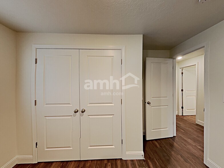 Building Photo - 2440 E Surry Way