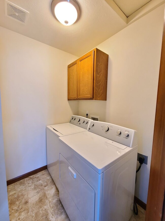 Building Photo - $2,300 -  3 Bed / 2.5 Bath Beautiful Spoka...