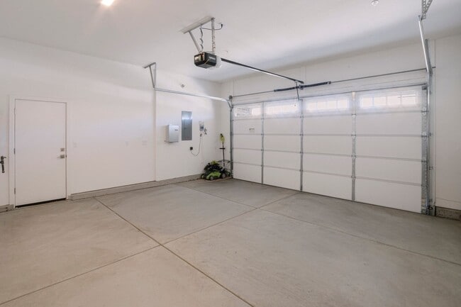Building Photo - 3034 Carrousel St