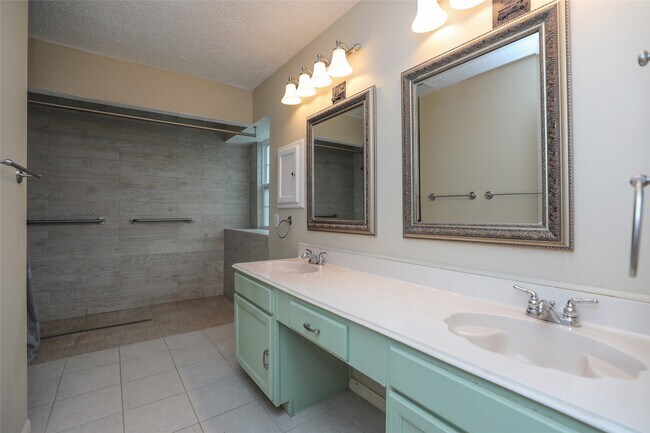 Building Photo - 22815 Red River Dr