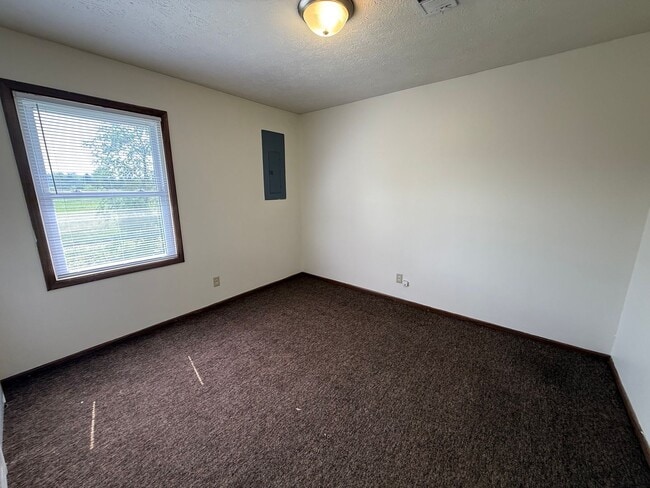 Building Photo - 2 bedroom, 1 bath apartment