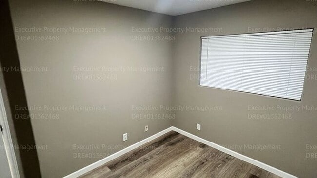 Building Photo - Spacious 3 bedroom, 2.5 bathroom townhome....