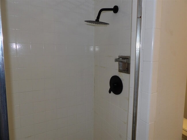 Building Photo - 603 SW Garfield Ave