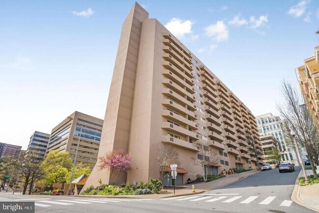 Building Photo - 1301 N Courthouse Rd