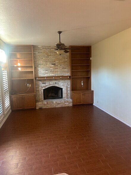 main living room - 15603 Rose Cres
