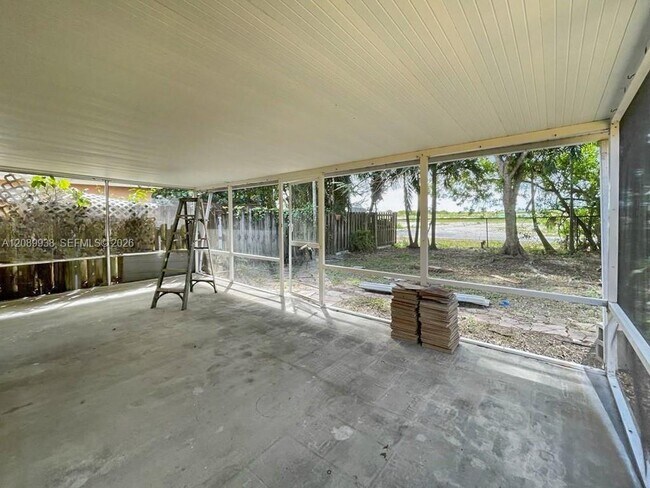 Building Photo - 873 SW 10th St