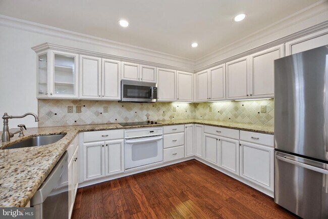 Building Photo - 563 Gramercy Ln