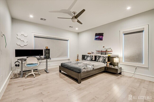 Building Photo - 3979 Park Ave