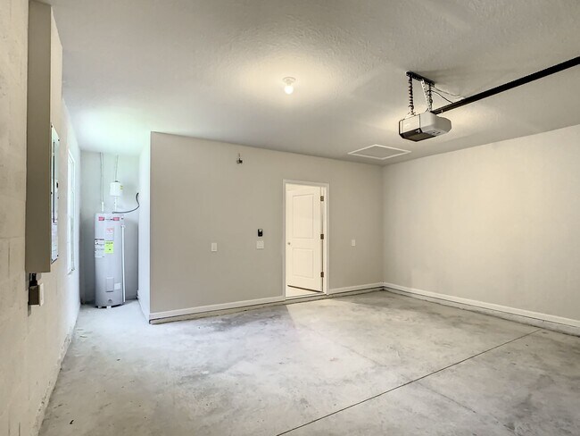 Building Photo - Villa Home in West Port - 3/2/2 close to s...