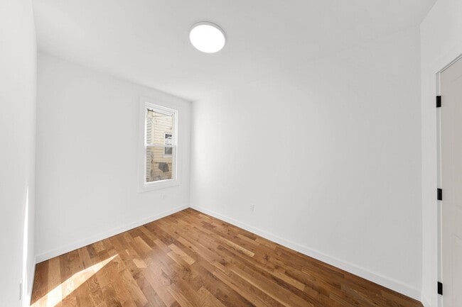 Building Photo - 319 William St