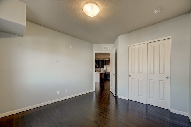 Building Photo - $1,725 - Updated One Bedroom Unit with Bon...